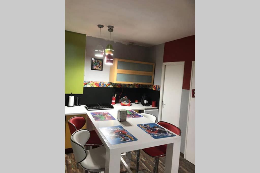 Appartement Style Pop Art Avec Garage Centre Historique Beziers Exterior photo